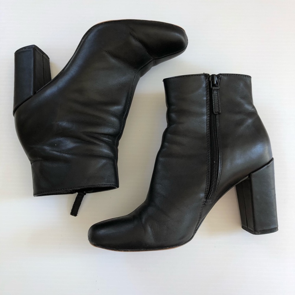 Tahari Selena ankle leather Boots with zipper